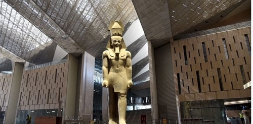 مصر تستعيد رأس تمثال عمره 3400 عام للملك رمسيس الثاني