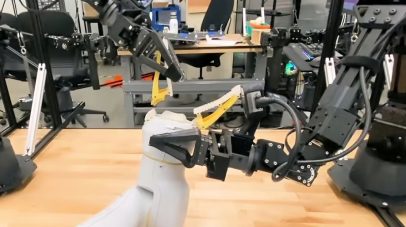 الكشف عن روبوت أمريكي يمكنه إصلاح الروبوتات الأخرى