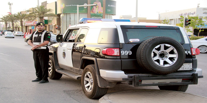 دوريات الأمن في الرياض تضبط شخصًا لتنكره بزي نسائي