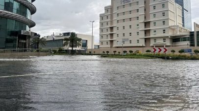 القنصلية السعودية في دبي تدعو المواطنين المتضررين بسبب الأمطار للتواصل معها