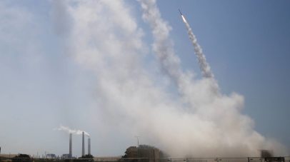 إطلاق أكثر من 50 صاروخاً من لبنان باتجاه شمال إسرائيل