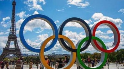 عرض الحلقات الأولمبية على برج إيفل احتفالاً بباريس 2024