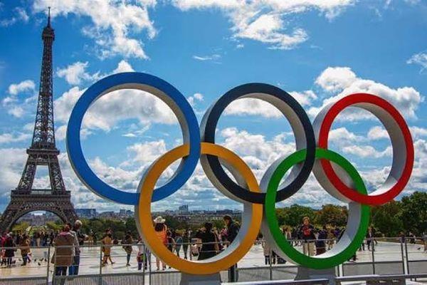 عرض الحلقات الأولمبية على برج إيفل احتفالاً بباريس 2024