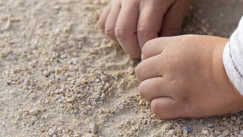 هل اللعب في التراب مفيد لمناعة الأطفال؟