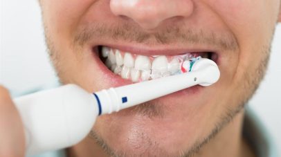 دراسة جديدة تربط بين نظافة الفم وسرطان الأمعاء