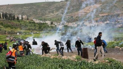 شهيد و25 إصابة في هجوم وحشي لمستوطنين بقرية “المغير” الفلسطينية