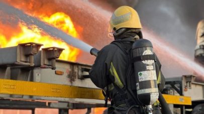 الدفاع المدني بالباحة ينقذ 5 أشخاص إثر حريق في مبنى ولا إصابات