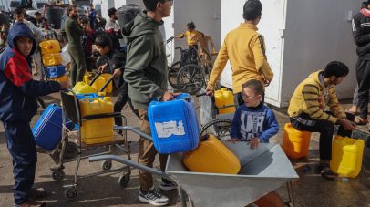 “الصحة الفلسطينية” تحذر: سكان غزة يشربون مياهاً “غير آمنة” وحياتهم في خطر