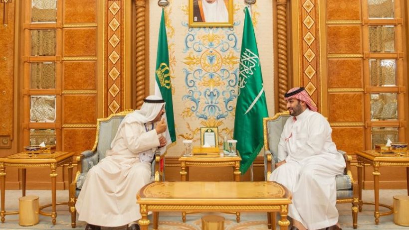ولي العهد يستعرض مع أمير الكويت أوجه العلاقات الأخوية بين البلدين الشقيقين