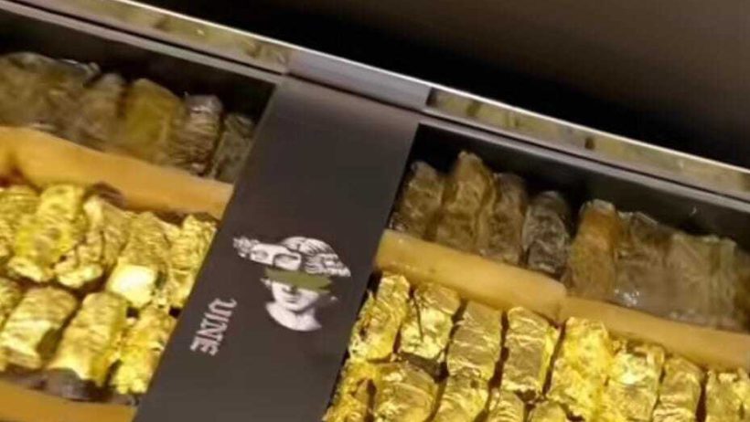 مطعم كويتي يقدم وجبة طعام مطلية بالذهب بسعر خيالي