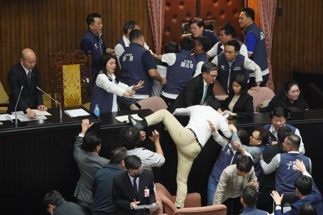 شجار بالأيدي يحوّل جلسة برلمانية في تايوان إلى حلبة مصارعة