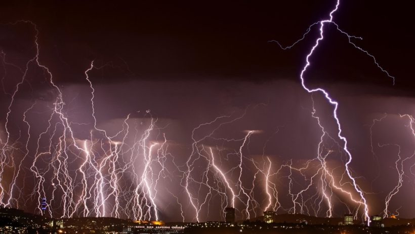 الأرصاد البريطانية تحذر من عواصف رعدية بعد آلاف من صواعق البرق