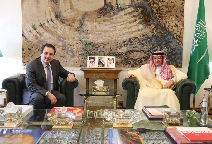 نائب وزير الخارجية يبحث التطورات الإقليمية والدولية مع نظيره الأمريكي