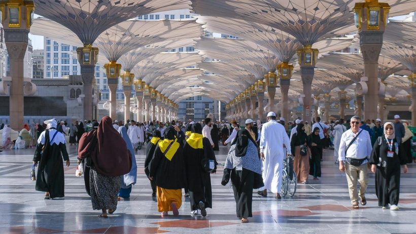 بـ 300 طن من مياه زمزم و250 مظلة.. الهيئة العامة للمسجد النبوي تعزز خدمات الراحة والسكينة للزائرين