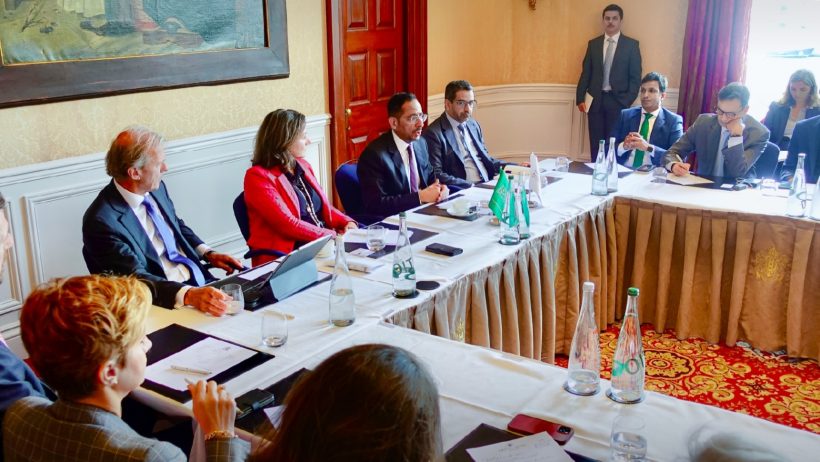 وزير الصناعة يبحث تعزيز التعاون مع عددٍ من كبرى الشركات الهولندية