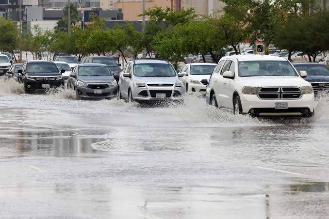 مرور المنطقة الشرقية يعلن عن الطرق المتاحة والمغلقة بسبب الأمطار الغزيرة