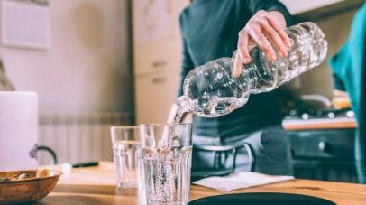 لماذا يجب تجنب شرب الماء من الزجاجات البلاستيكية في فصل الصيف؟