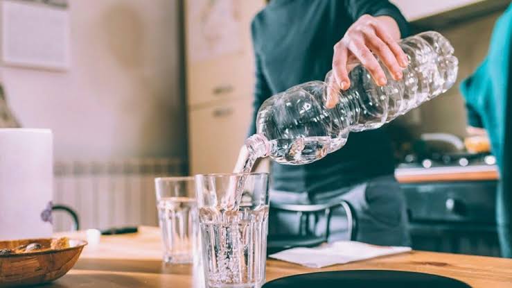 لماذا يجب تجنب شرب الماء من الزجاجات البلاستيكية في فصل الصيف؟ - الوئام