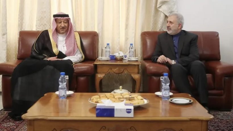 نائب وزير الخارجية يعزي في وفاة الرئيس الإيراني ومرافقيه بسفارة إيران