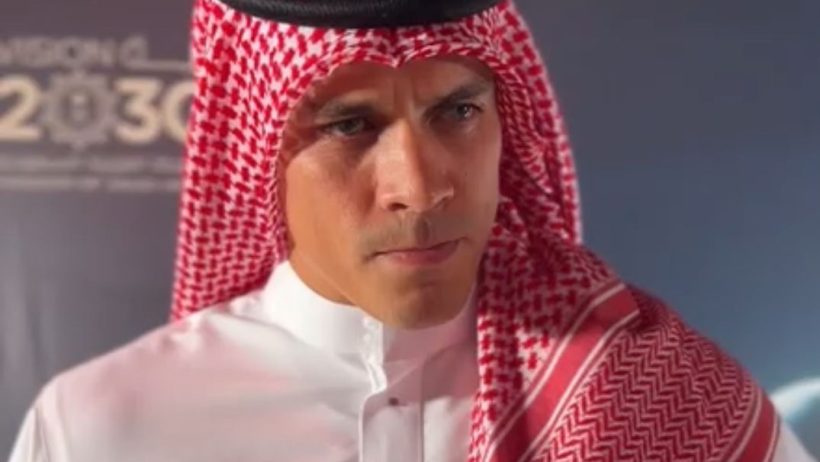 الملاكم ديفيد نيكا يرتدي الزي السعودي احتفاء بالمشاركة في “حلبة النار”.. ويؤكد لـ”الوئام”: جهود الرياض لدعم اللعبة مقدرة