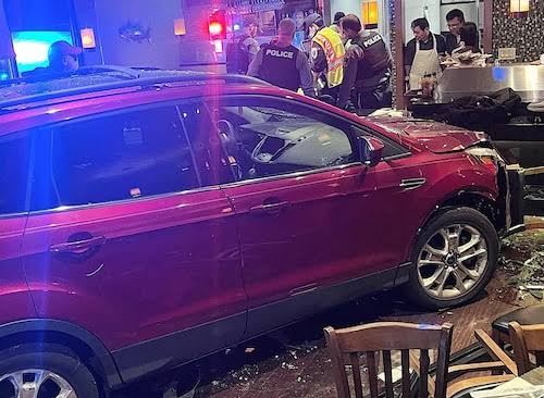 سيارة تقتحم مطعمًا وتصيب 9 أشخاص في تكساس