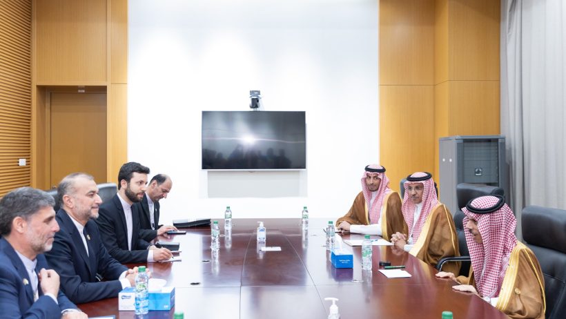 وزير الخارجية يستعرض مع نظيره الإيراني سبل تعزيز العلاقات الثنائية