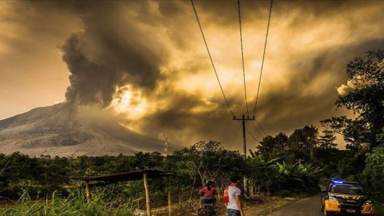 إندونيسيا تواصل إجلاء الآلاف عقب ثوران بركان جبل روانج