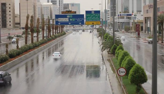 “الأرصاد”: توقعات بأمطار على الرياض وعوالق ترابية بالمدينة المنورة