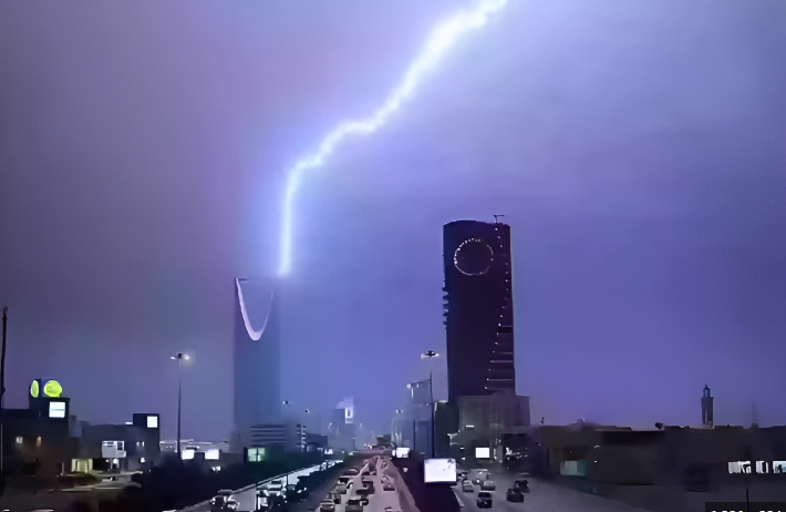 “الدفاع المدني”: أمطار رعدية على معظم المناطق من الخميس إلى الإثنين