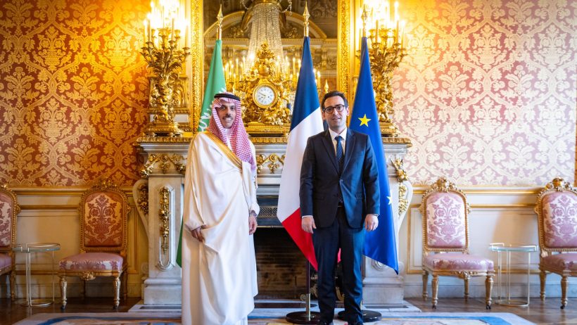 وزير الخارجية يبحث مع نظيره الفرنسي سبل تعزيز العلاقات الثنائية