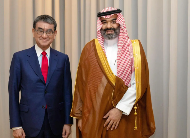وزير الاتصالات يبحث مع نظيره الياباني تعزيز نمو الاقتصاد الرقمي