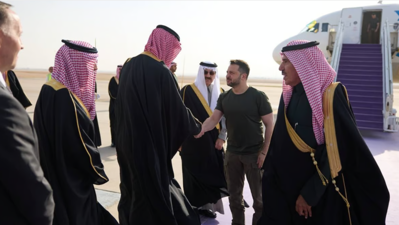 الزيارة الثانية هذا العام.. الرئيس الأوكراني زيلينسكي يصل السعودية