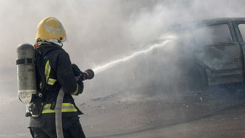 الدفاع المدني بالرياض يخمد حريقًا في مركبة بحي النزهة