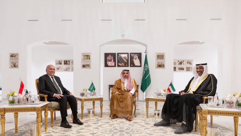 وزير الخارجية يبحث أوجه التعاون مع نظيريه العراقي والكويتي