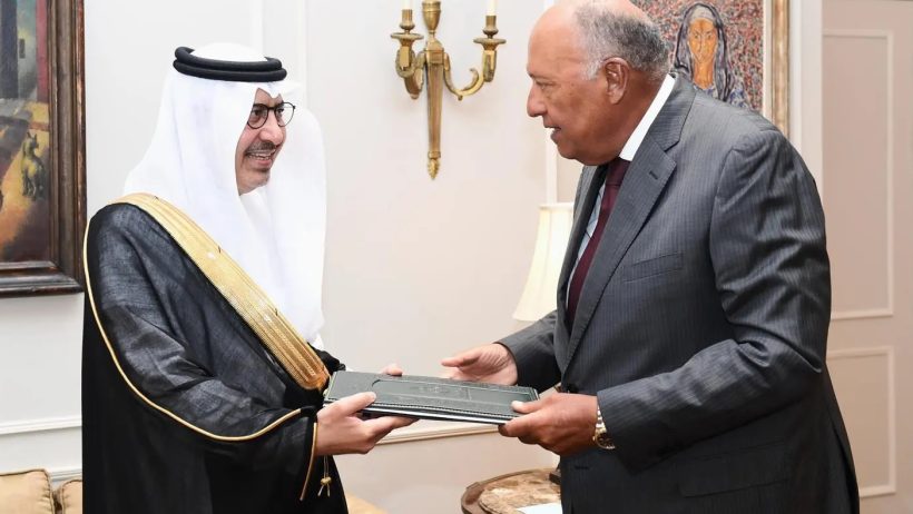 سفير خادم الحرمين لدى مصر يسلم نسخة من أوراق اعتماده لوزير الخارجية المصري