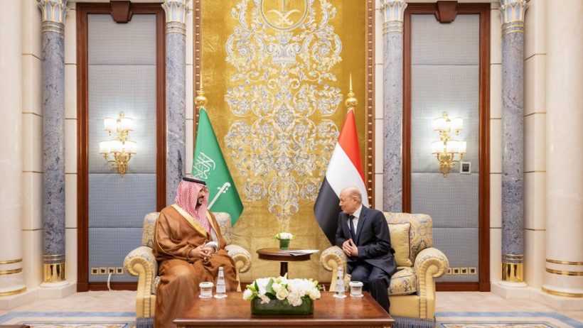 “وزير الدفاع” يبحث مع العليمي مساعي الوصول لحل سياسي شامل باليمن