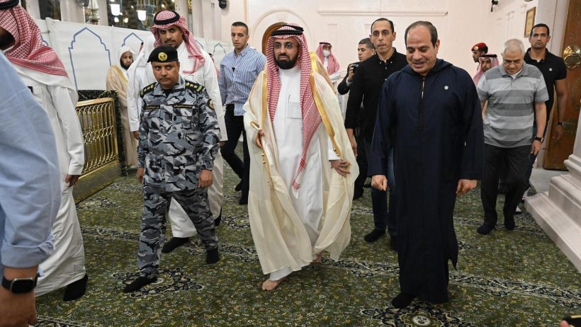 الرئيس المصري يزور المسجد النبوي ويؤدي الصلاة فيه