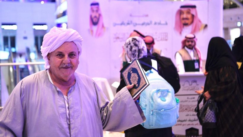“الشؤون الإسلامية” توزع هدية خادم الحرمين على الحجاج المغادرين