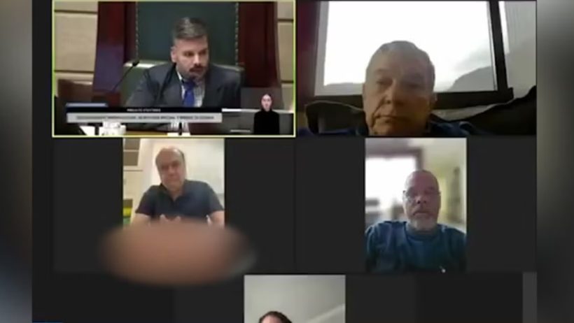 عمدة ريو دي جانيرو السابق في البرازيل يجري اجتماعاته الرسمية من “المرحاض”