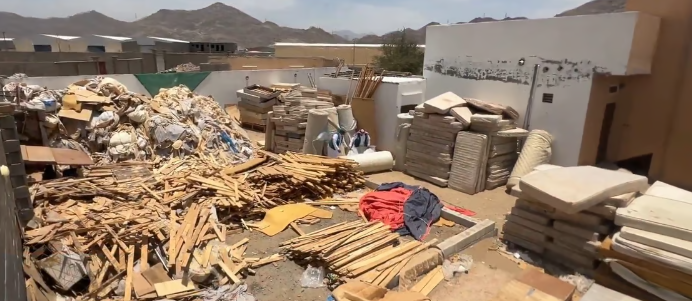 “التجارة” تُغلق مستودعا لجمع الإسفنج من النفايات وإعادة تغليفه بالعاصمة المقدّسة