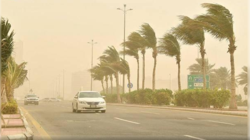 عواصف ترابية وأمطار غزيرة تضرب عدة مناطق بالسعودية