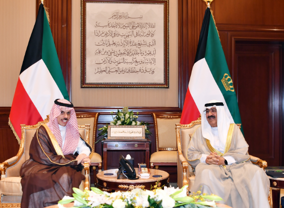 أمير الكويت يستقبل وزير الخارجية السعودي في قصر بيان