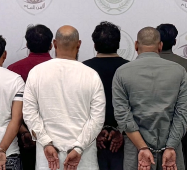 القبض على 9 مقيمين ووافدين لترويجهم بطاقات “نسك” حاج مزورة في مكة