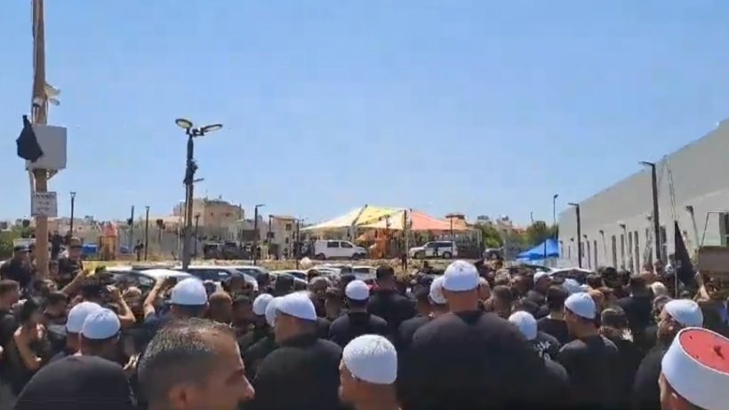 أهالي مجدل شمس بالجولان السوري المحتل يتظاهرون ضد نتنياهو: ارحل يا مجرم