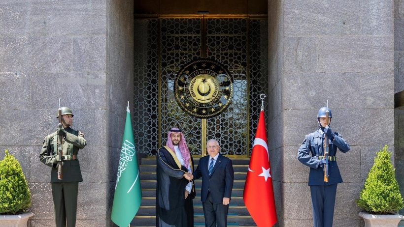 وزير الدفاع يلتقي نظيره التركي في أنقرة.. واجتماع ثنائي موسع