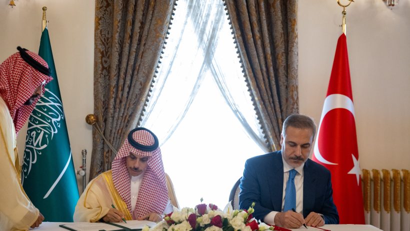 وزير الخارجية يوقع بروتوكول معدل لمحضر إنشاء مجلس التنسيق بين السعودية وتركيا