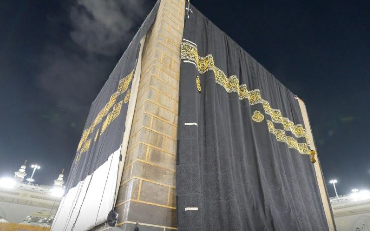 كسوة جديدة تُزيّن الكعبة المشرفة