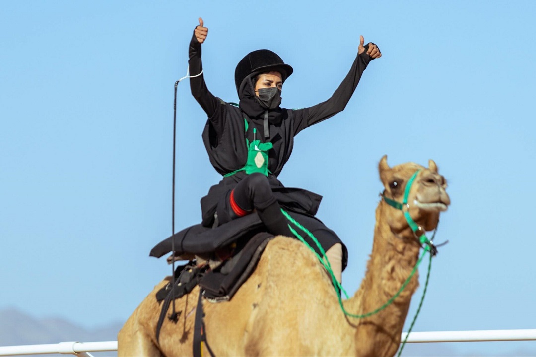 أول مشاركة لخلود الشمري كمالك هجن ومضمر بمهرجان ولي العهد للهجن في نسخته السادسة الهجانة خلود الشمري