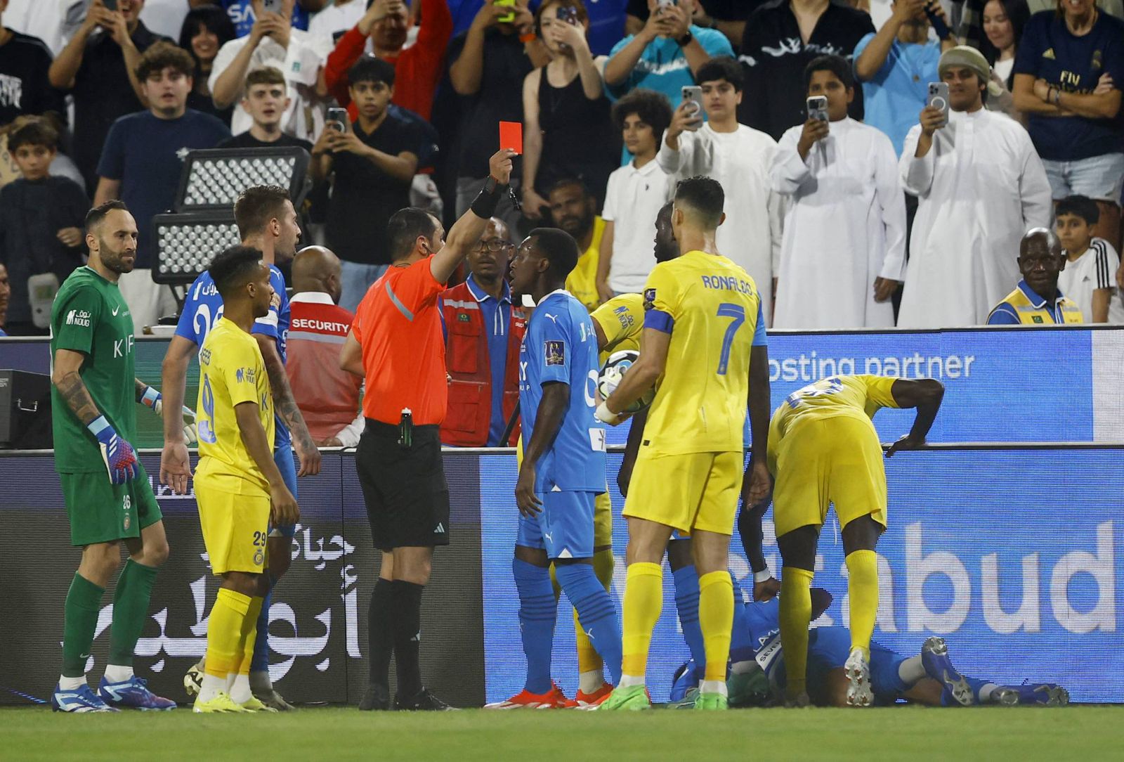 أبها تحتضن كأس السوبر.. والهويش يتسبب بالحكام الأجانب