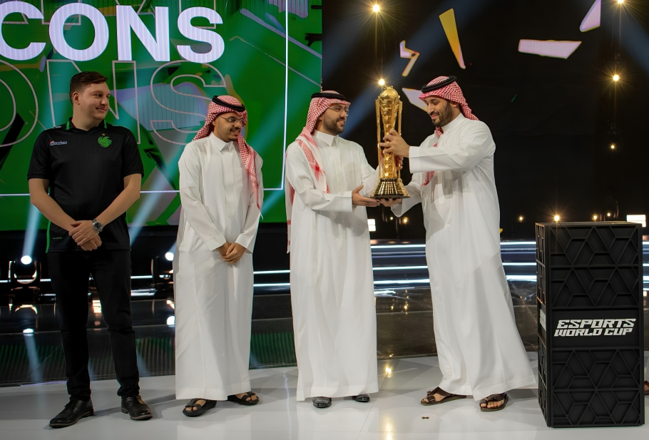 ولي العهد يتوج فريق فالكونز الفائز ببطولة كأس العالم للرياضات الإلكترونية